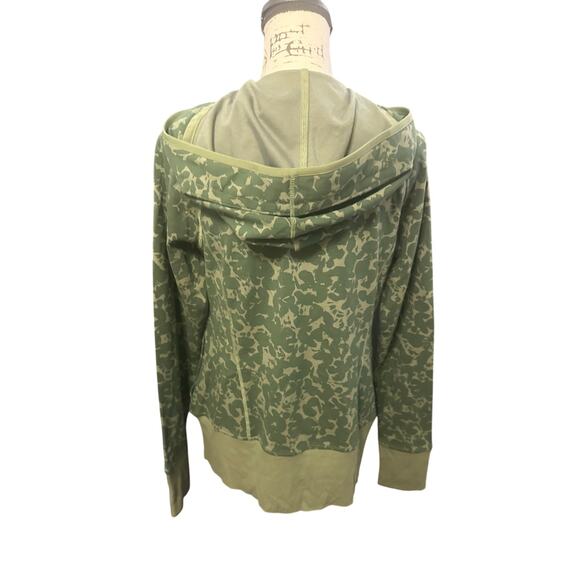 🪖 Cabi Green Camo Print Zip Hoodie - Size S | Cozy & Stylish Streetwear - Picture 4 of 11